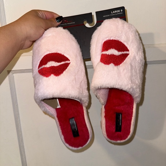 Women Lips slippers size 9 - Picture 3 of 3